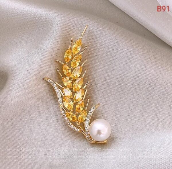 A Grade Elegant Crystal Brooch